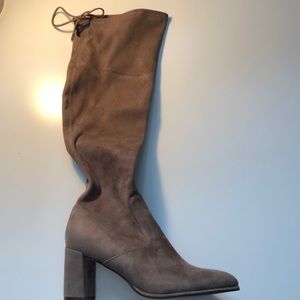 Knee-high heeled suede boots